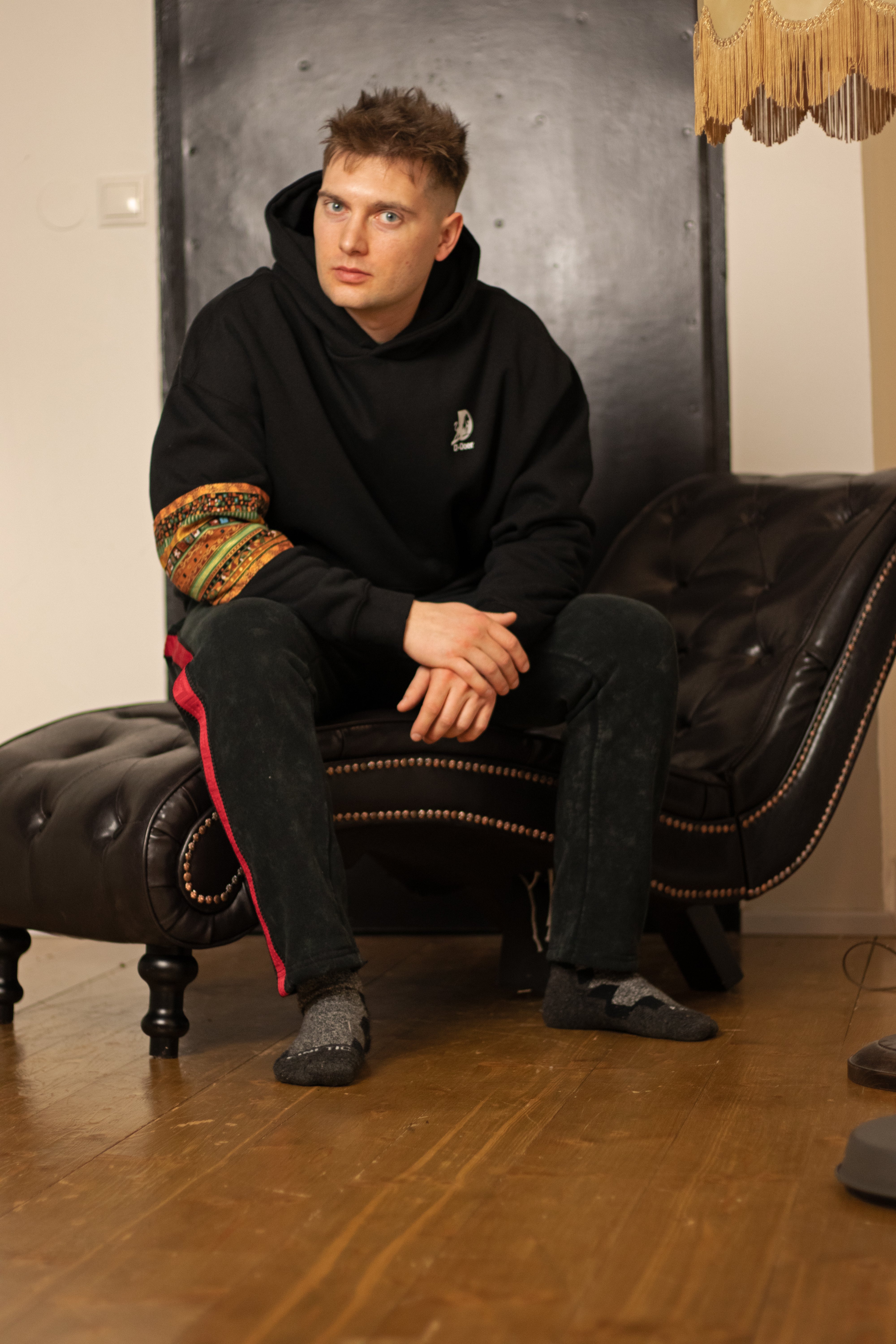 ONESIDE SLEEVE HOODIE