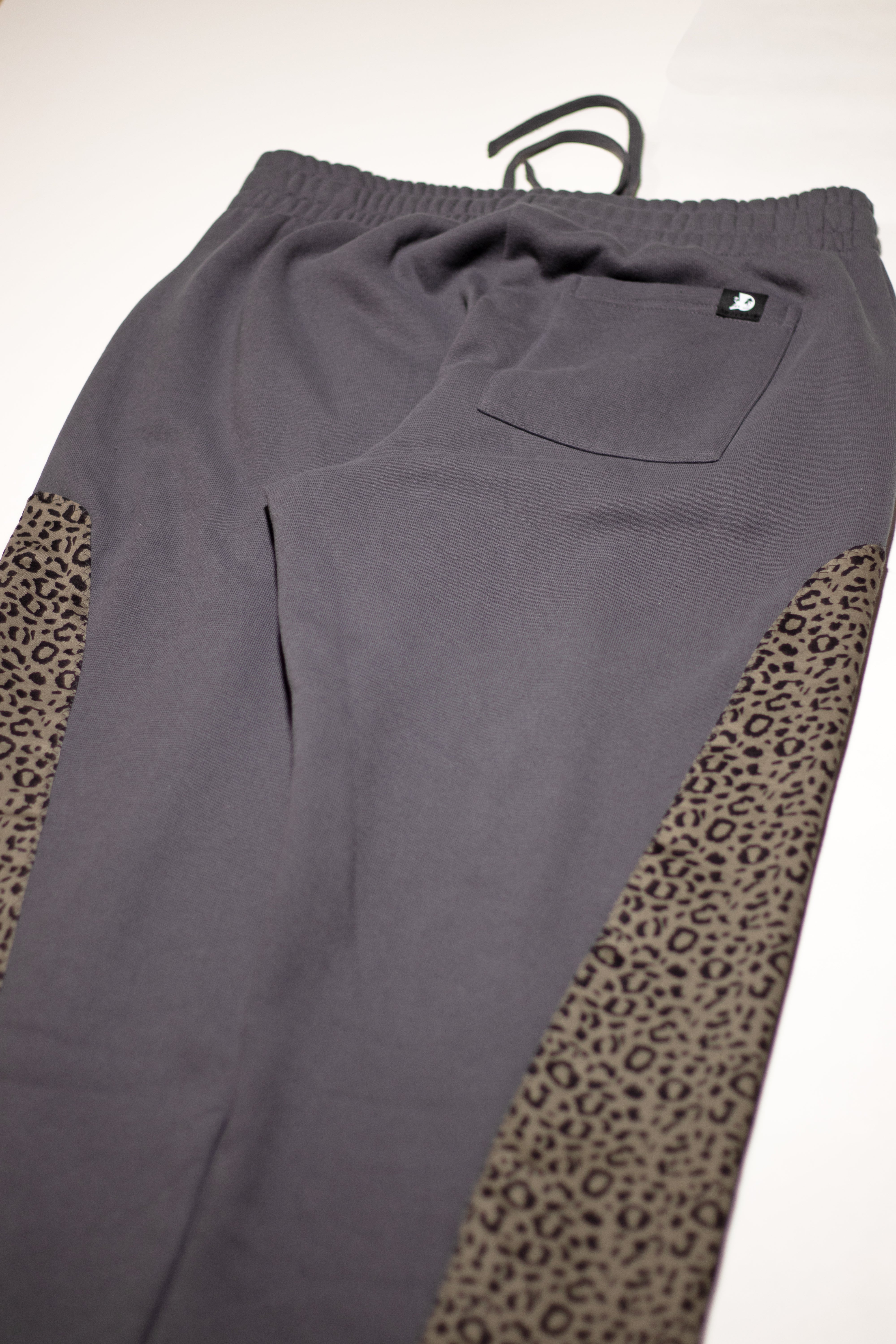 TIGER PATTERN SWEATPANTS